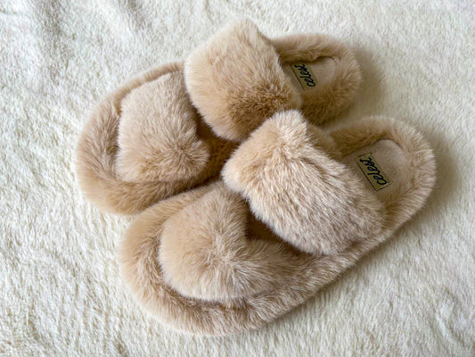 Ciabatte color crema , comode morbide e soffici .