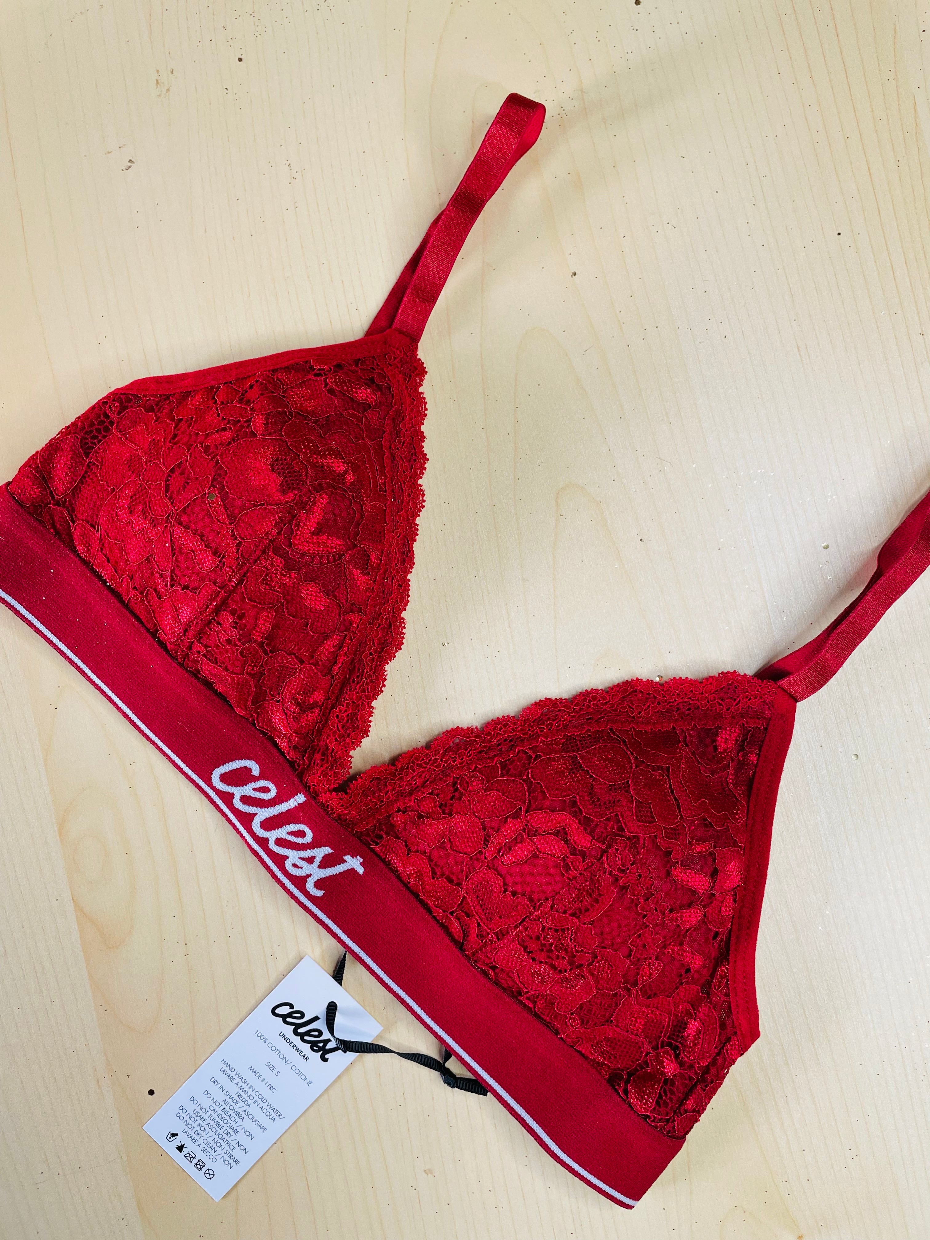 Reggiseno HERA rosso fuoco , 100 % in morbido cotone  e pregiato pizzo , merletti visibili interno seno , coppette estraibili , bretelline regolabili con fascia 