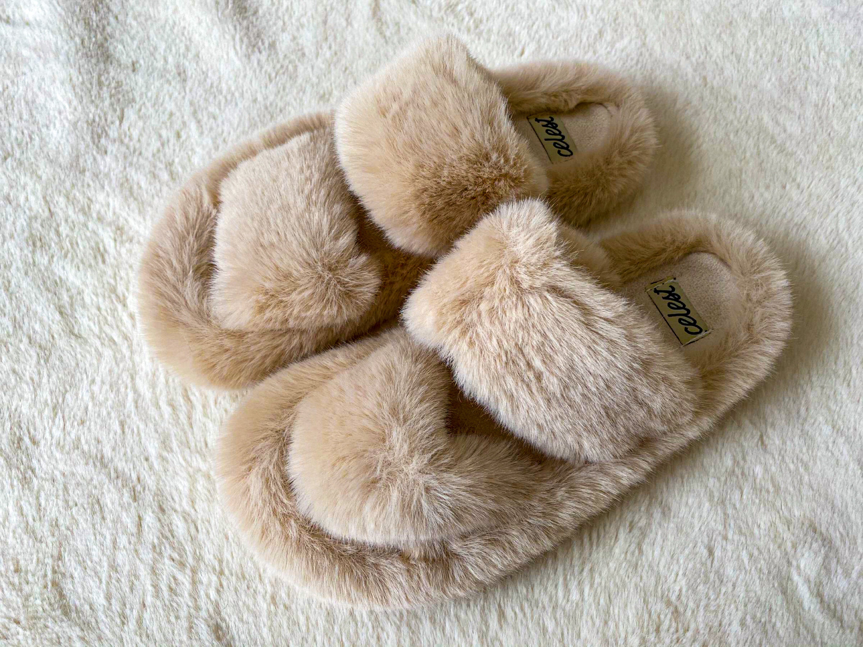 Ciabatte color crema , comode morbide e soffici .